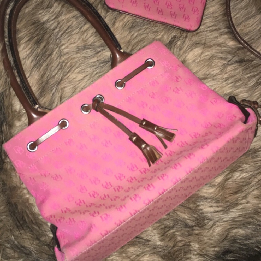 Auth. Dooney & Bourke Purse W/ Wrislet